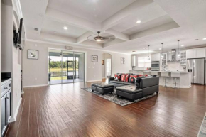 A 5-bedroom Luxury home @Water-view Backyard